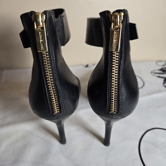 🔥EUC MICHAEL KORS LEATHER GIULIANA MID ANKLE STRAP PUMPS - Picture 7 of 16